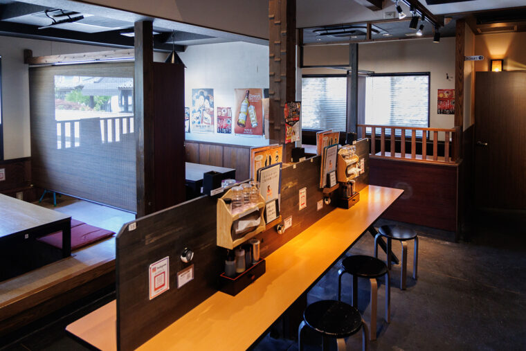 小上がり席とカウンター席を用意。親子でも来店しやすい雰囲気