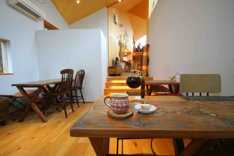 場所によってテーブルやイスもさまざま