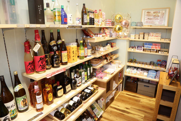 パン店なのかと疑うほど、お酒と駄菓子が並んでいます