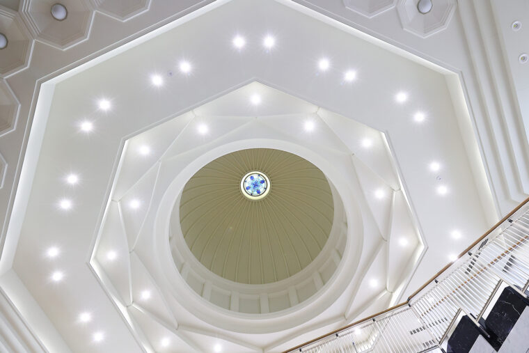 エントランスの天井にあるステンドグラスから光が差し込む