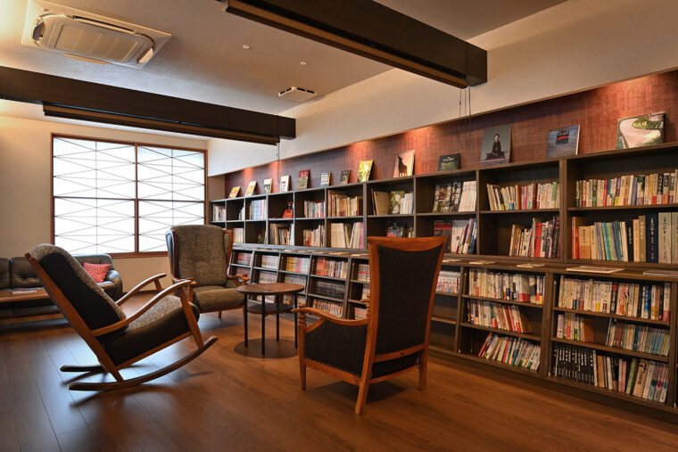 ライブラリー『ちとせ文庫』を開設。松之山の写真集や伝記、小説や漫画などの書籍が並ぶ