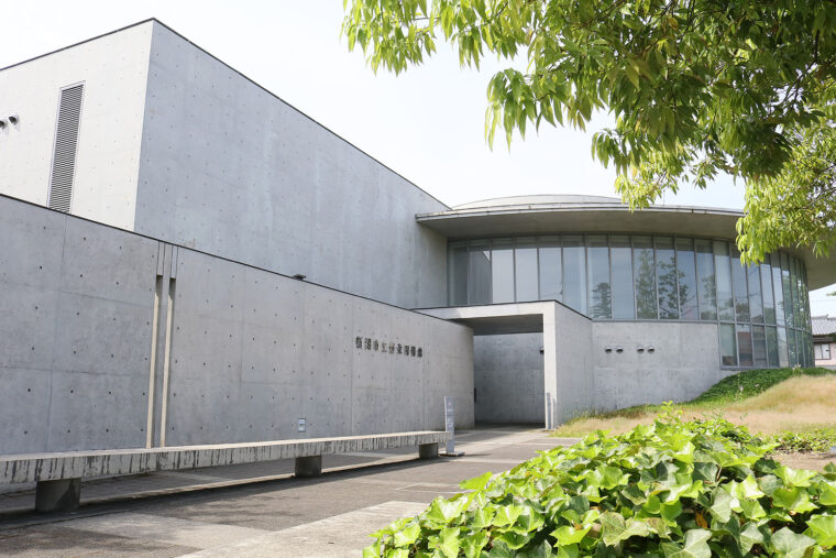 緑豊かな周辺環境になじむモダンな外観