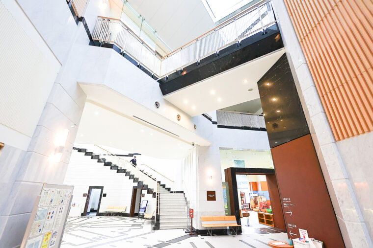 水の都を象徴する「橋」を渡って2階の展示スペースへと進む