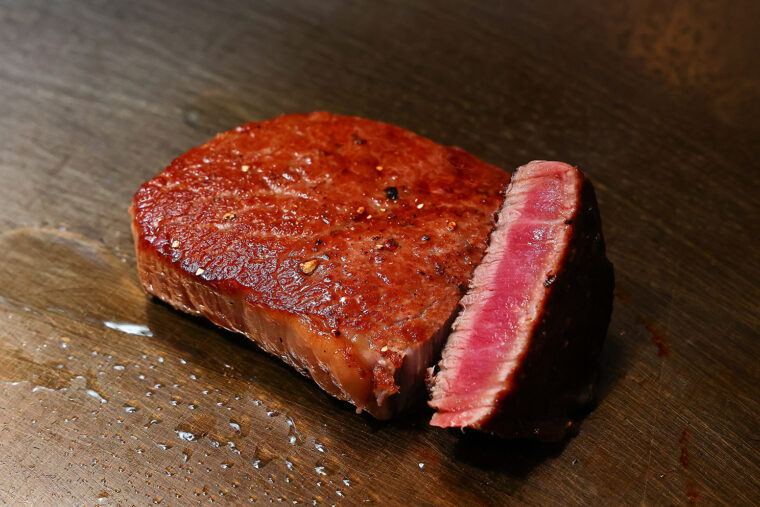 絶妙な焼き加減で提供される『特選黒毛和牛』。肉のほかにも海鮮や野菜など多彩なメニューを用意