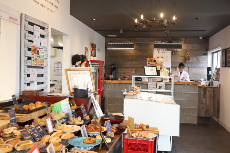 「パンに挟む」をテーマに、多彩なコッペパンが並ぶ