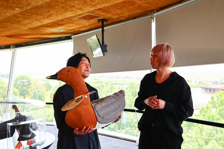 カモ科のオオヒシクイが日本一多く越冬する地としても有名。オオヒシクイのぬいぐるみを持って、その重さを体感してみよう