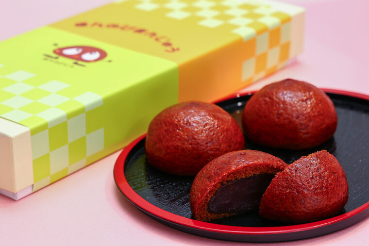 『ほんのびまんじゅう』（1個118円）。箱に描かれている饅頭のキャラクターは奥様作のほんのびくん