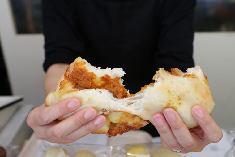 『バターチキンカレーチーズ』（330円）。カレーがモチモチ生地によく合う！