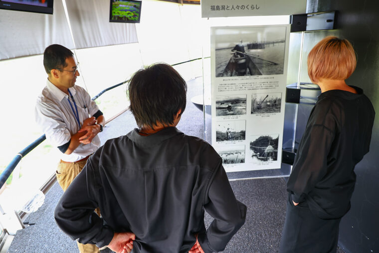 パネルで福島潟の歴史を紹介