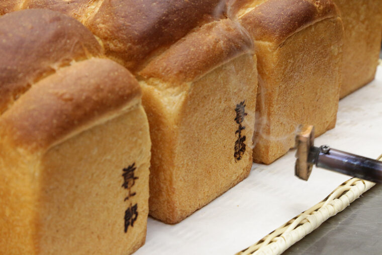 焼き上がったらひとつひとつに焼印をつけていきます