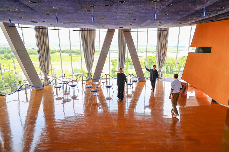 ガラス張りの窓と広い空間で開放感抜群の展望ホール。夜は有料で貸し出している。広大な越後平野を背景にコンサートやパーティーをしてみたい！