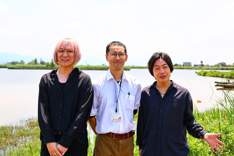 福島潟の見どころを丁寧にレクチャーしてくれた副館長の中村さんと記念にパシャリ。風光明媚な福島潟は散歩コースにぴったりですよ！