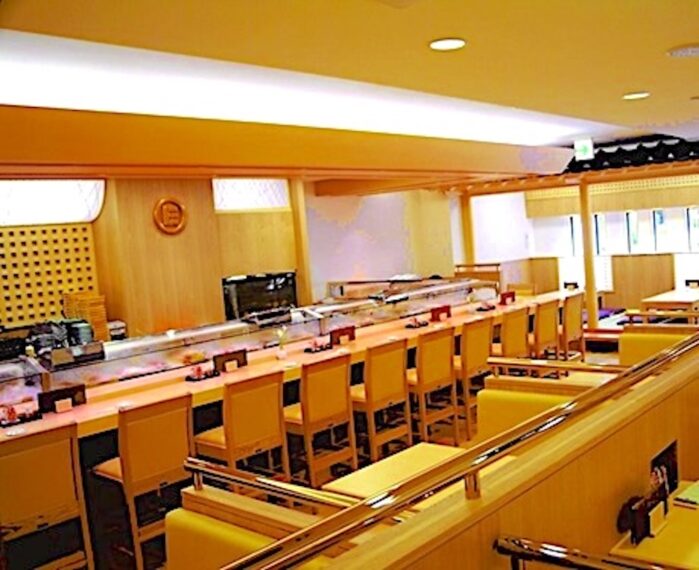 カウンター席のほか、テーブル席や小上がり、個室まで幅広く用意する