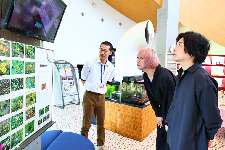 1階エントランスホール。その日の福島潟の自然や野鳥について紹介しています