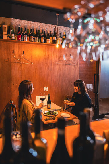 店内はテーブル席とカウンター席で構成。フリーWi-Fi、全席にコンセントを完備