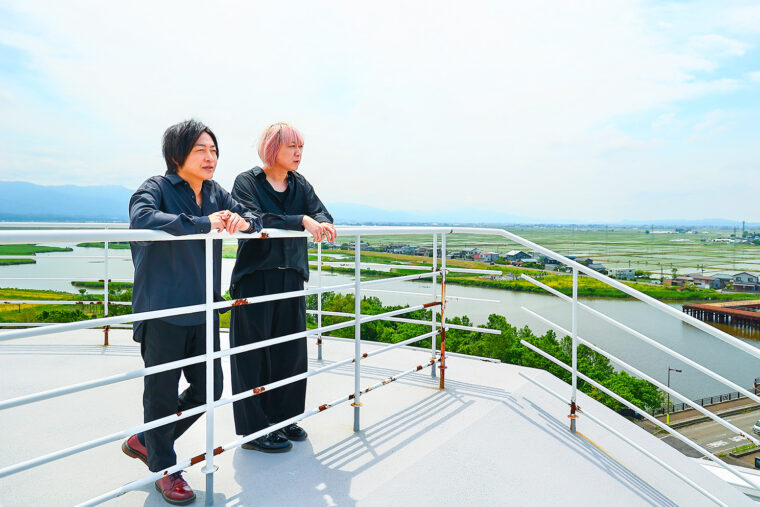 眼下に広がる福島潟と越後平野のパノラマビューは息を呑む美しさです！　