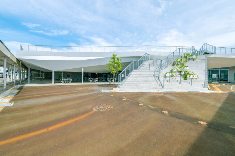 施設の賑わいが商店街から見えるように作られている