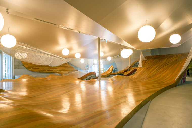 1枚の葉っぱをモチーフに作られた屋内広場。滑り台やネット遊具がある