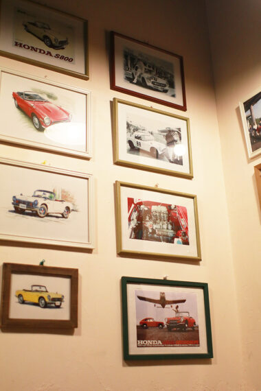 壁には店主・小川さんの好きなクラシックカーの写真が