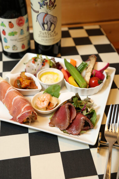 大満足のボリューム！　『前菜6点盛り』（1,100円）　