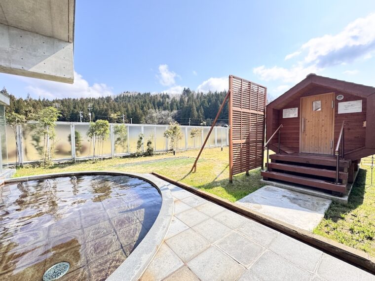 露天風呂敷地内に設置されたサウナ。室温は80〜90度で、ヒノキの香りに癒されながらじっくりと汗を流せます