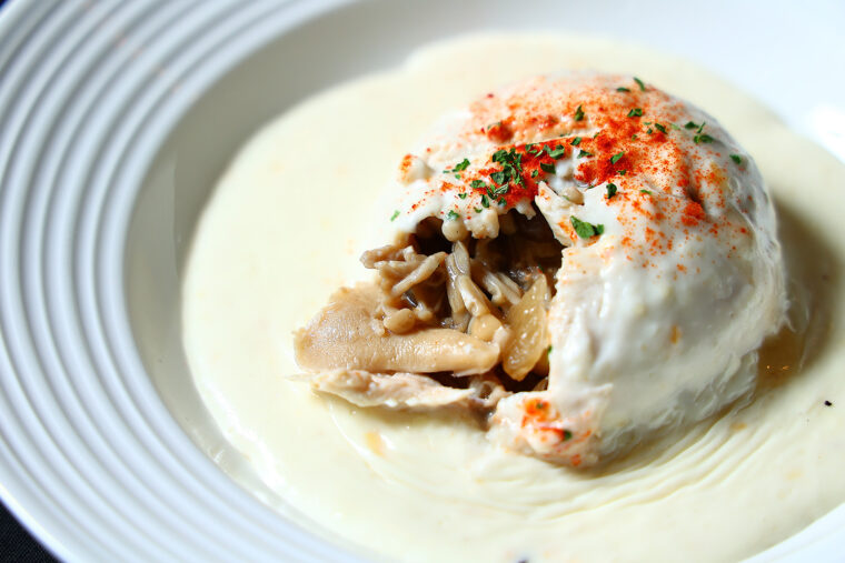 キノコを薄く伸ばした鶏肉で包み、ホワイトソースで仕上げた一品。コースで提供