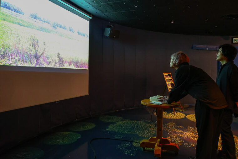 4階以上は有料。映像展示室では、 福島潟の四季やオオヒシクイの紹介映像を放映。ライブカメラを操作し、鳥や潟の様子、ビュー福島潟を観察できておもしろい！