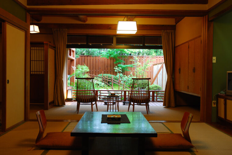 くつろぎの客室万楽棟。写真はデッキバルコニーが付いた 「有明」