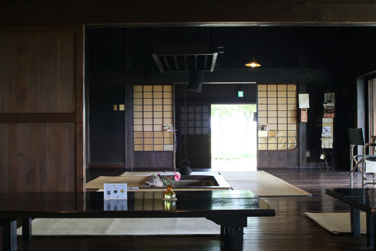 ヨシ葺き屋根の休憩交流施設・潟来亭。潟散策のあとはいろりや縁側がある喫茶スペースでくつろごう