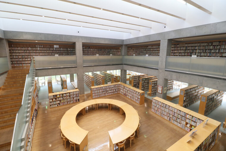 幅広い世代の利用者が思い思いの本を手に読書を楽しむメインスペース