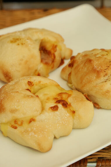 『もっちりーな』（写真手前・300 円）