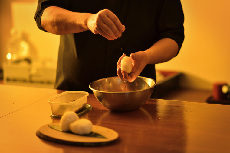 松之山の田んぼで育った米の稲を脱穀する際に出るもみ殻を燃料に、ぬか釜で炊いた白ごはん