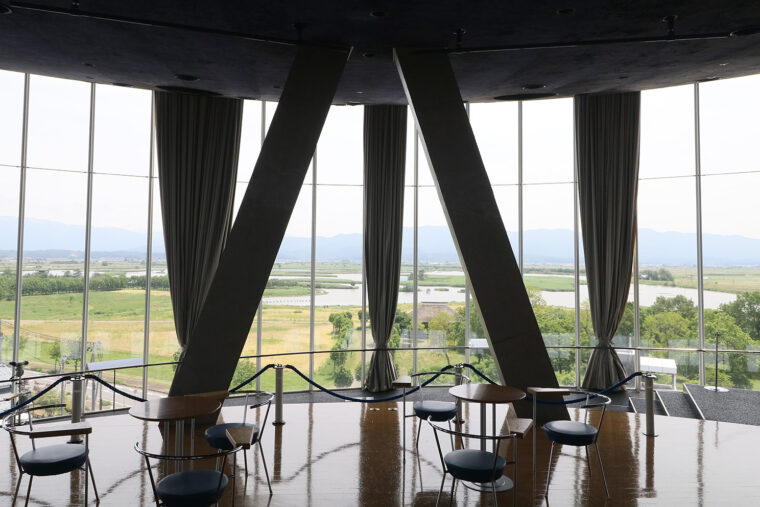 遠くまで水面が広がる福島潟を見渡せる6階の展望ホール