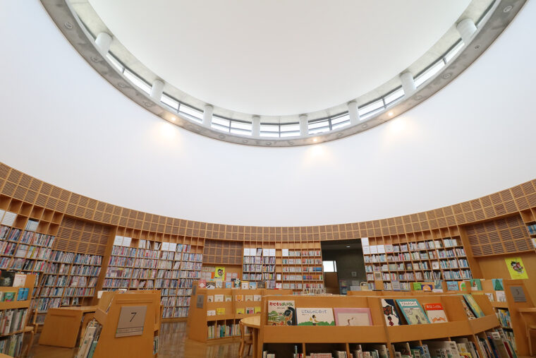 やわらかな光が差し込む円形の空間。絵本や児童書、図鑑に夢中になる子どもたちが集まる