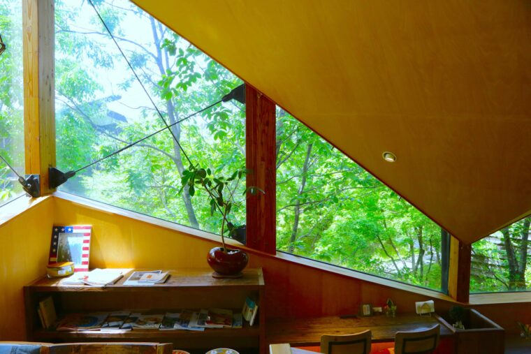 毎月異なる花が咲き、その鮮やかな色彩で訪れる人を魅了する