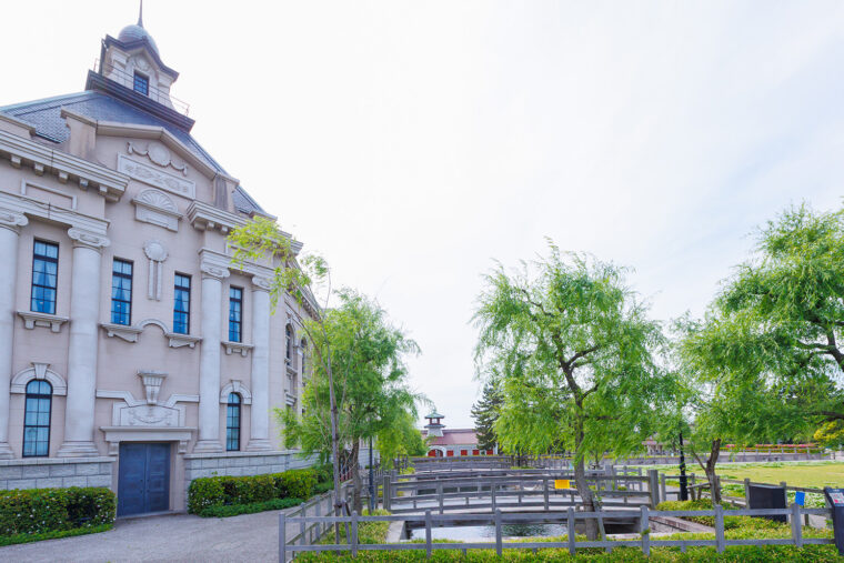 周辺には柳都・新潟市を象徴する 美しい柳の木々も