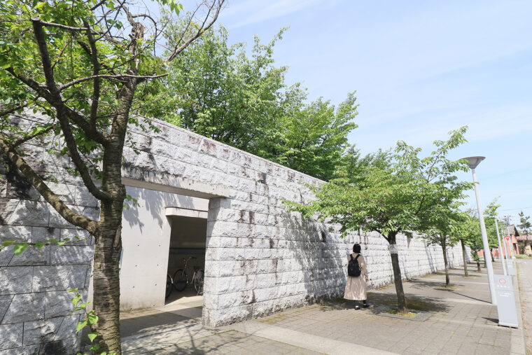 エントランスまでのアプローチを歩けば、本との出合いに期待が高まる