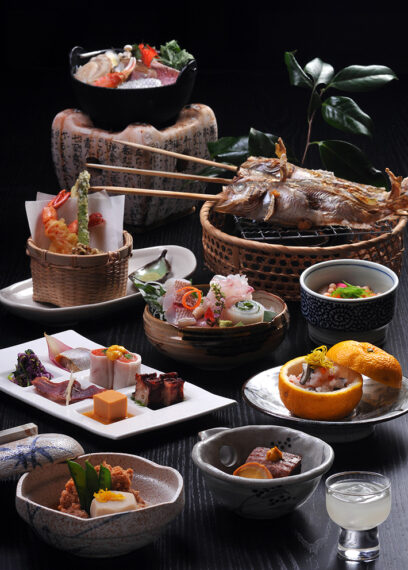 日本海の魚介をはじめ、地元の旬味を中心とした食材、素材にこだわった会席料理を味わえる