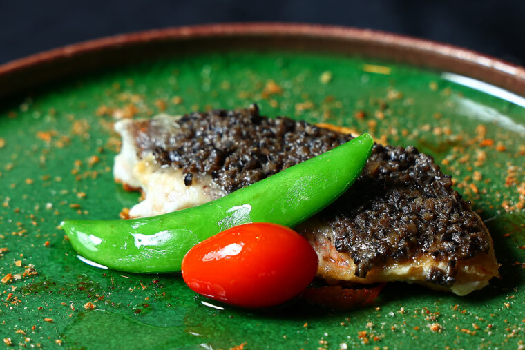 『メバルのタップナード焼き』。コースで提供　