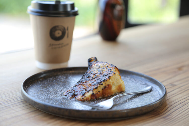 『ブリュレチーズケーキ』（550円）と『珈琲』（ホット450円、アイス550円）