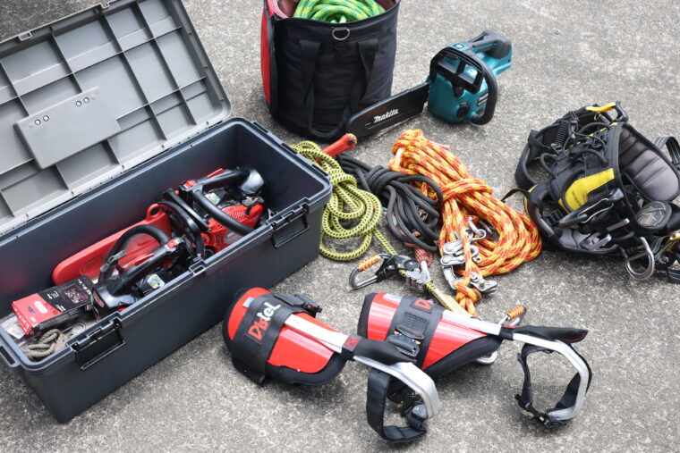 特殊機材も完備し、高い木に登っての作業も可能