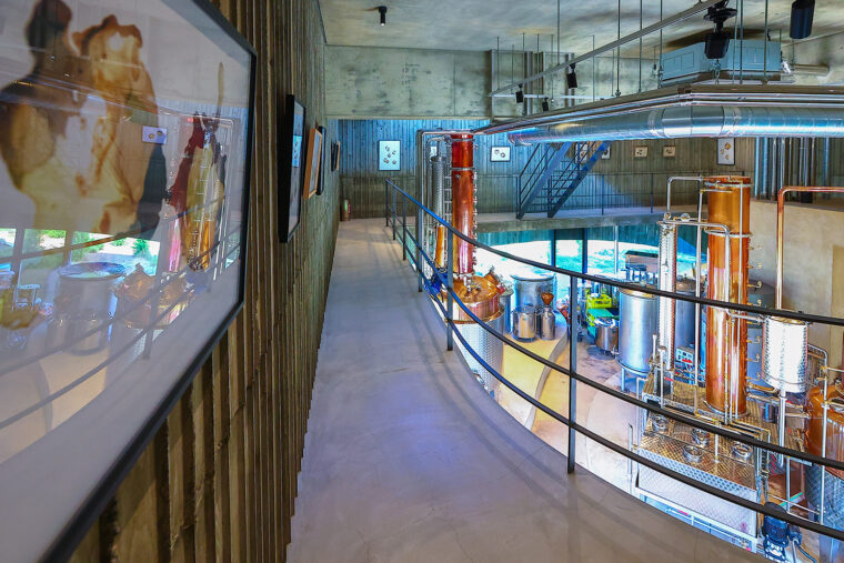 2階のアートギャラリー