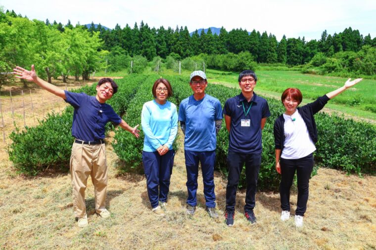 生産者の前岨豪さん（写真中央）と美智恵さん（左から2番目）、JA佐渡の大貫さん（右から2番目）