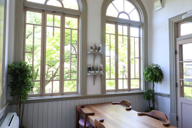 大きな窓から暖かな陽の光が差し込む半温室