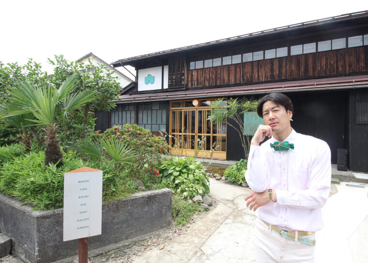 秋山孝ポスター美術館長岡からの帰りに、話題のベーカリーレストラン、WILLOW HOUSEの前で記念撮影