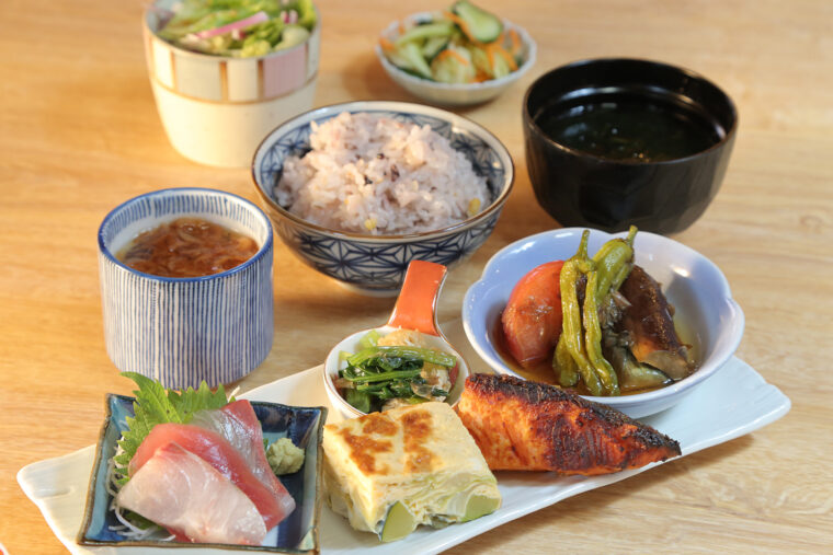 『いろどり贅沢御膳〈松〉』（2,000円）