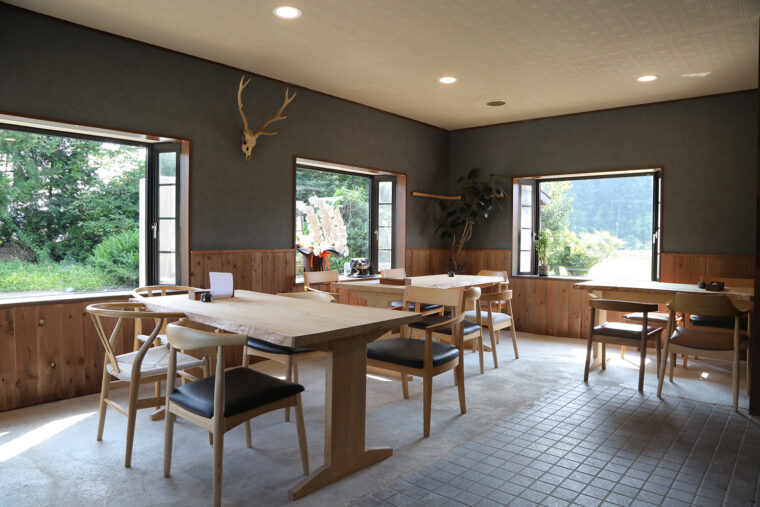 自然の心地よい空気が流れる店内