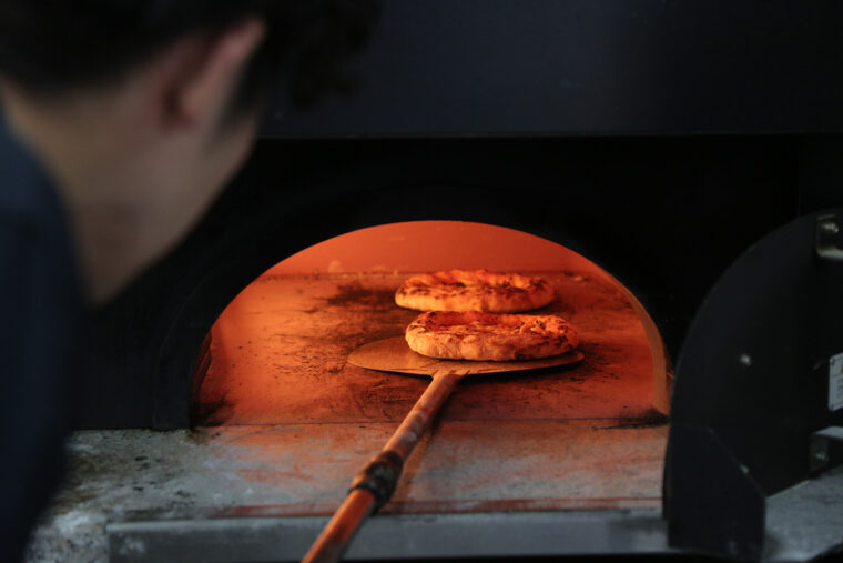ピザの縁がふっくらとするまで焼き上げる