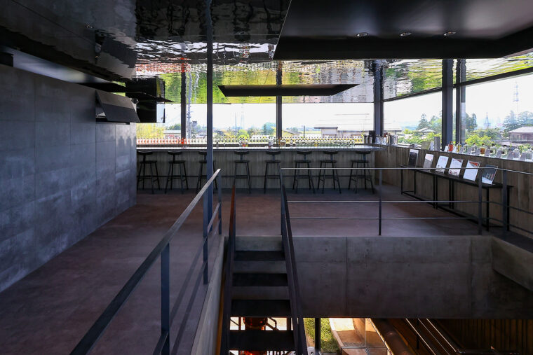 上越市内のまち並みを一望できる3階。水面を表現した天井が印象的です