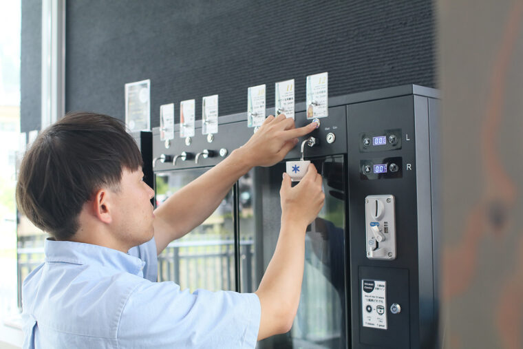 メダルを入れて気軽に利き酒を楽しめる